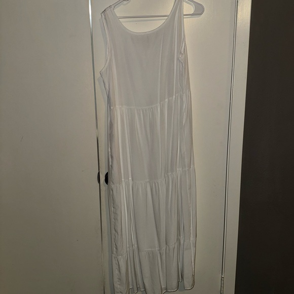 Elegant White Dress - Picture 2 of 3